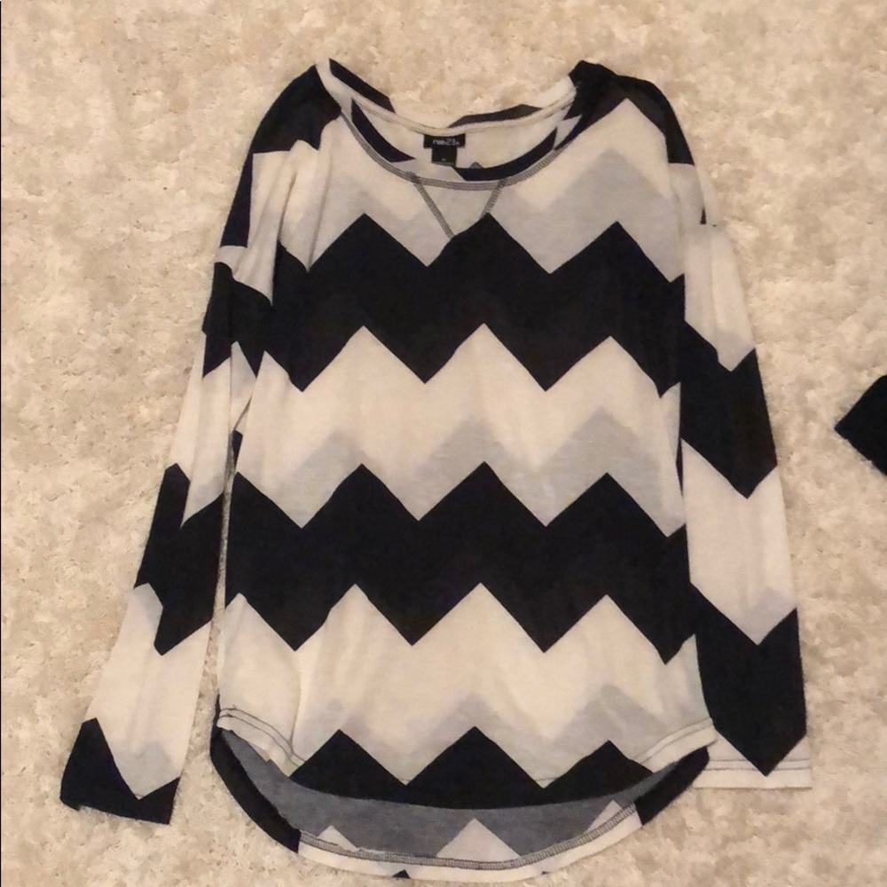 Rue 21 black and white zigzagged long sleeve shirt